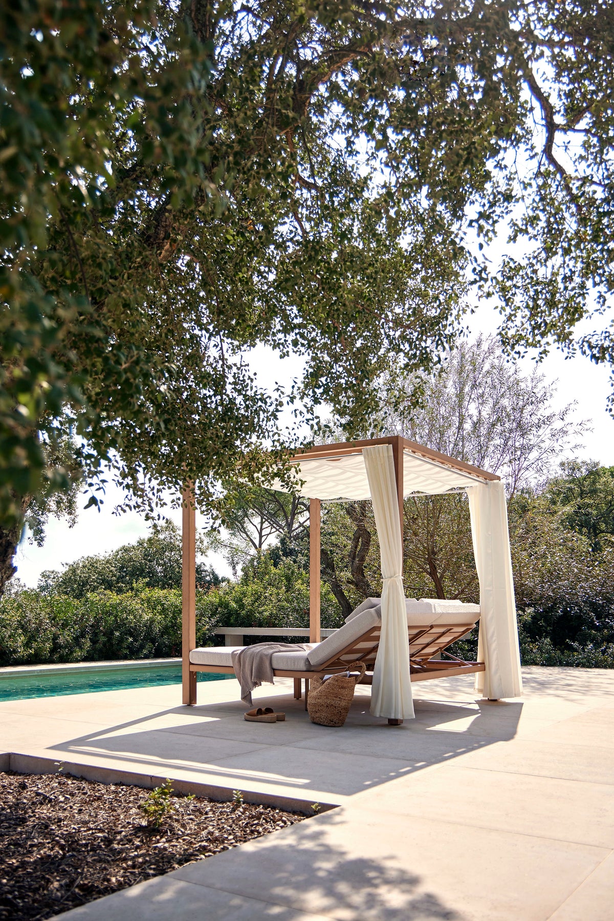 Kahn Sunbed With Curtains