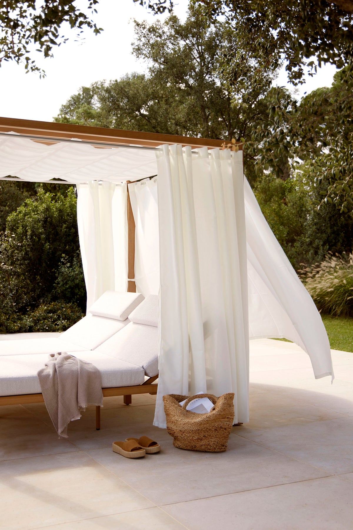 Kahn Sunbed With Curtains