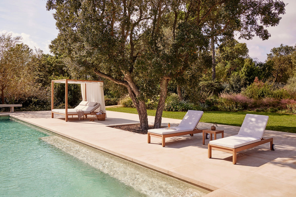 Kahn Sunbed With Curtains