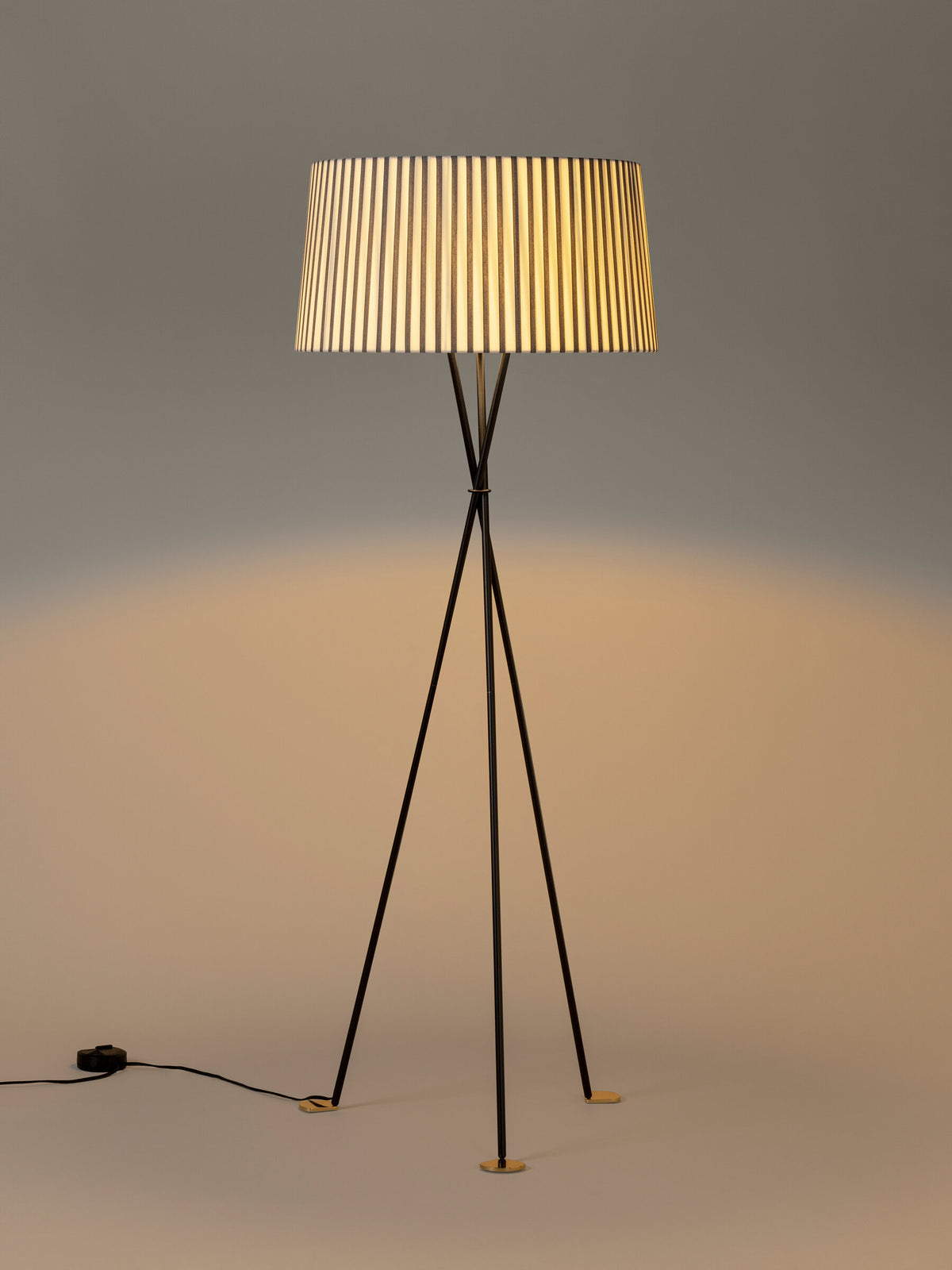 Tripode Floor Lamp