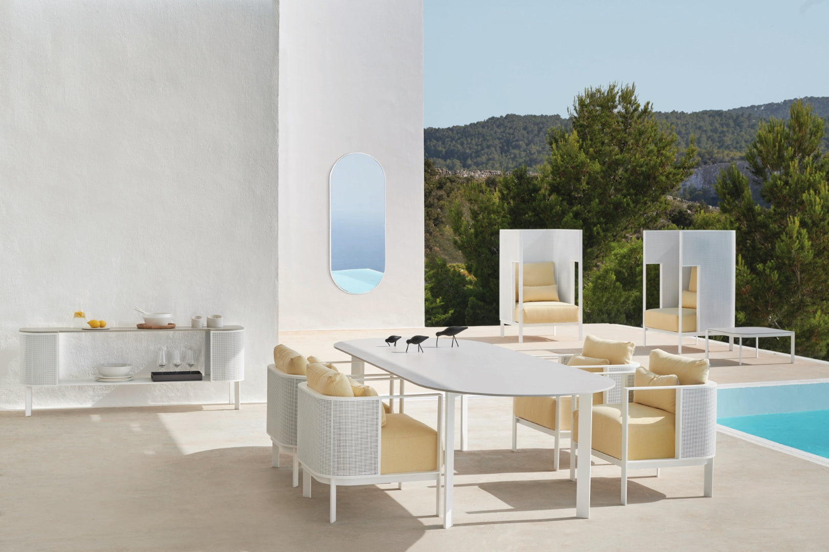 GANDIABLASCO Solanas outdoor dining setting in direct sunlight