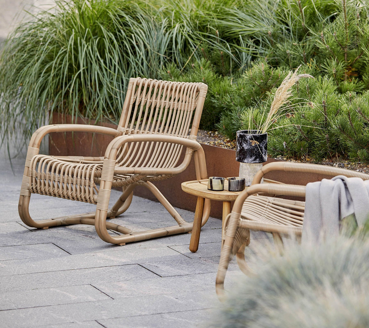 Curve lounge chair outdoor setting by Cane-line
