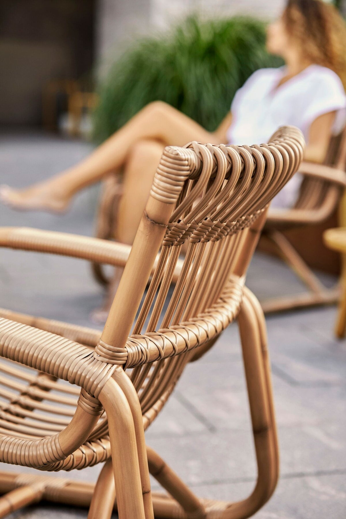 Curve lounge chair outdoor detail image by Cane-line