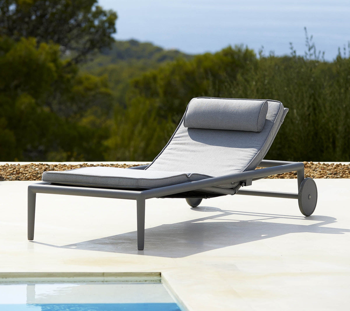 Conic Sunbed w/Gasspring chaise lounge by Cane-line