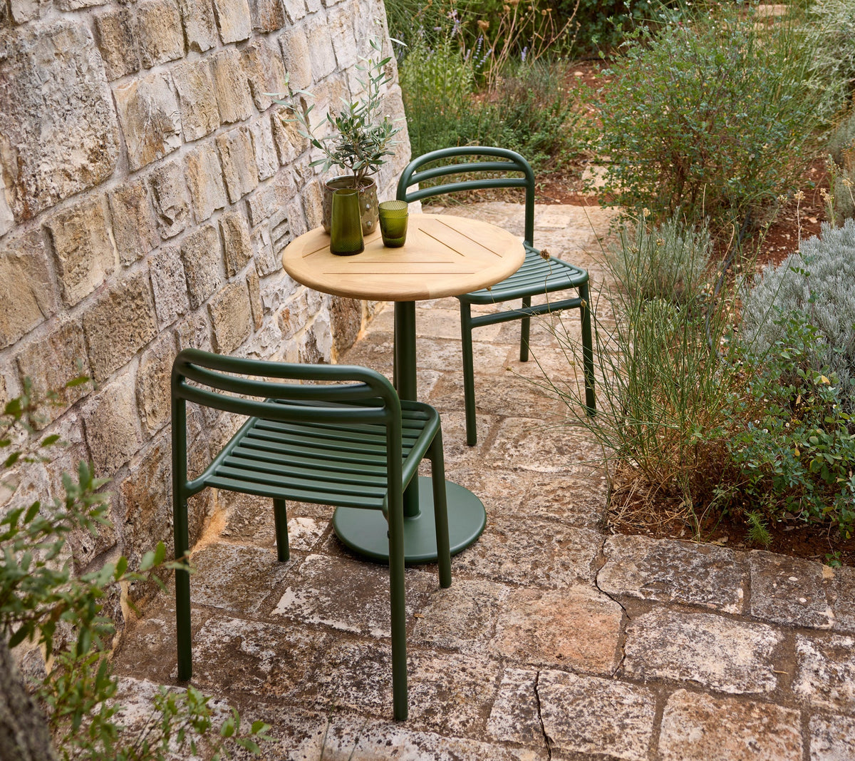 Go cafe table dia 60 cm dark green lifestyle by Cane-line