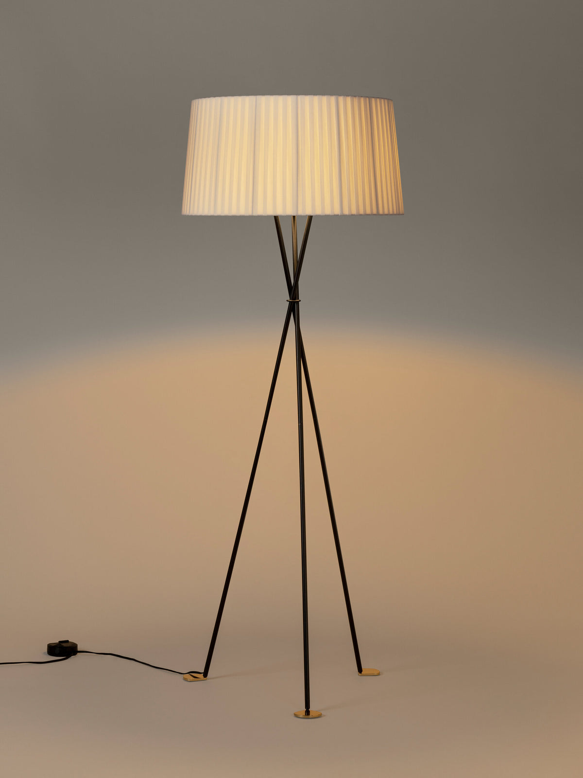 Tripode Floor Lamp