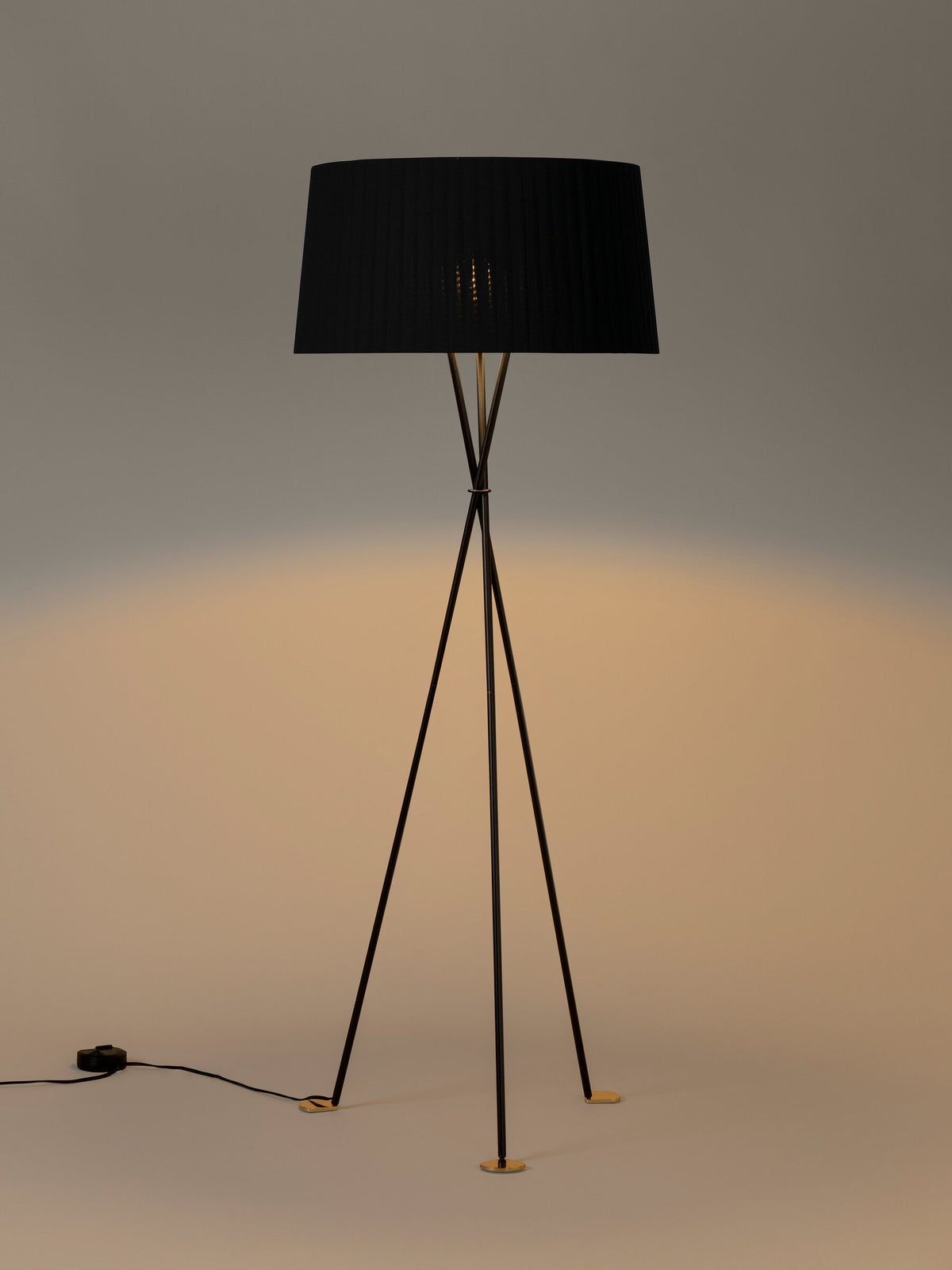 Tripode Floor Lamp