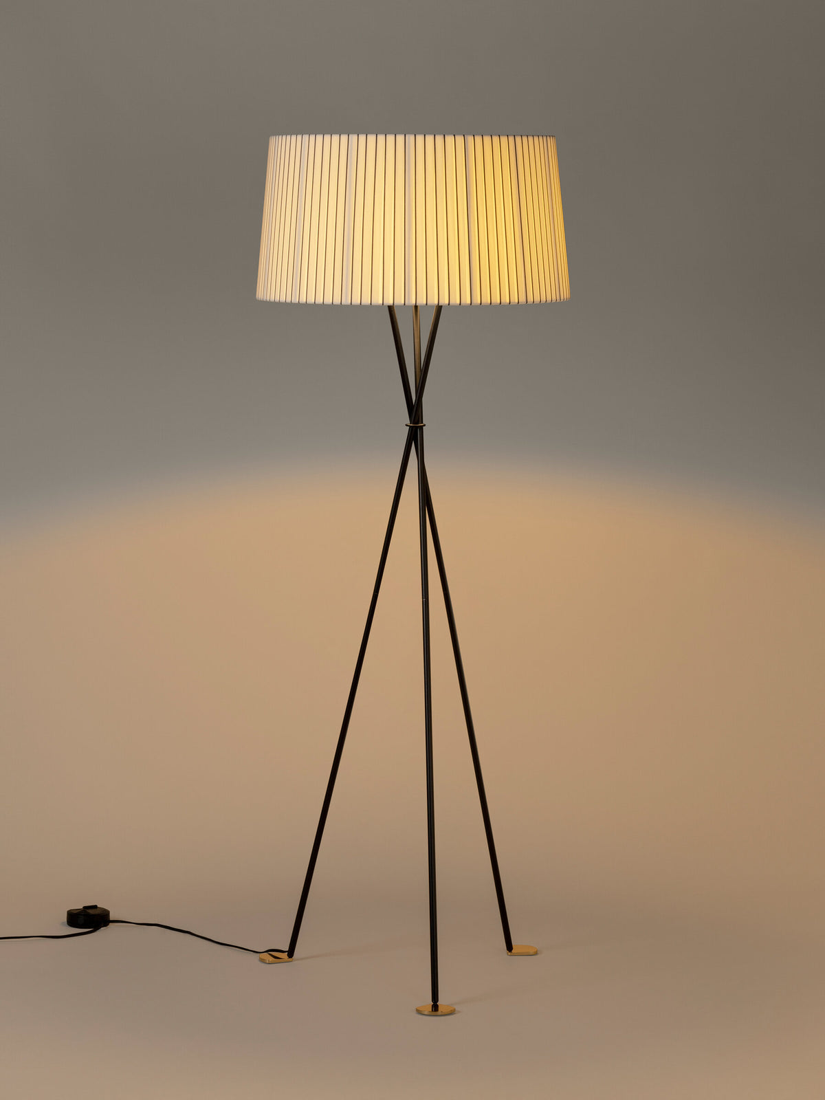 Tripode Floor Lamp