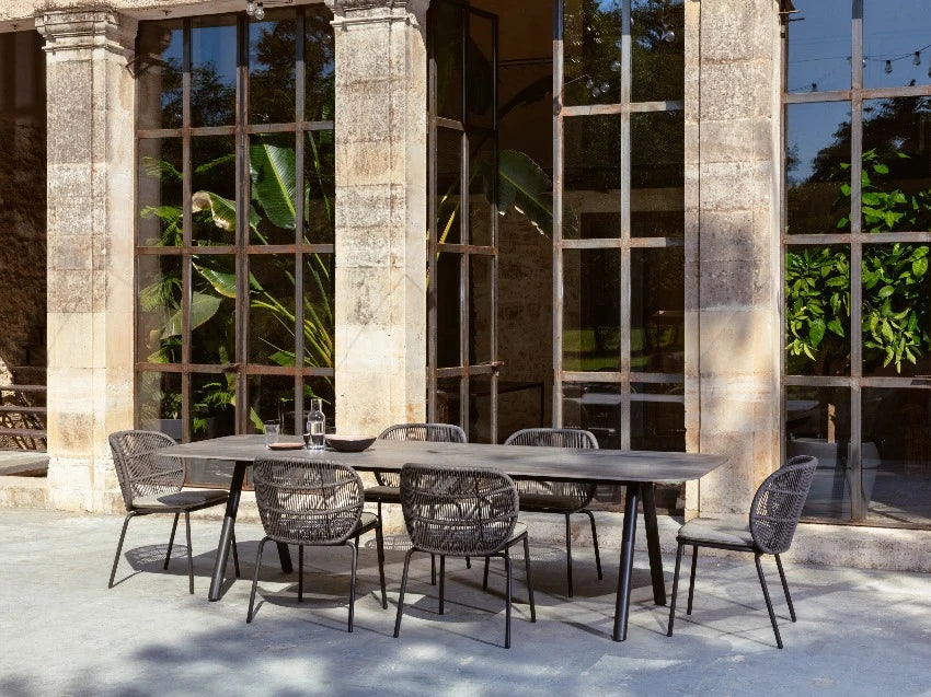 Kodo dining table