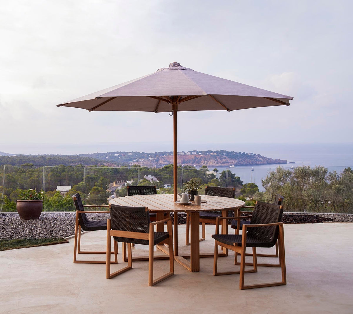 Classic parasol lifestyle image by Cane-line
