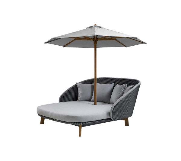 Classic parasol with Peacock daybed lifestyle image by Cane-line