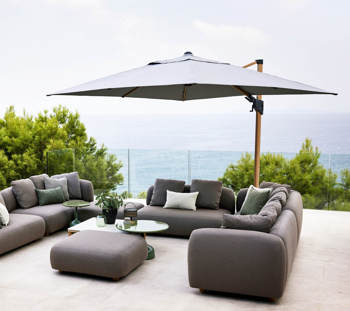Hyde luxe tilt parasol lifestyle image by Cane-line