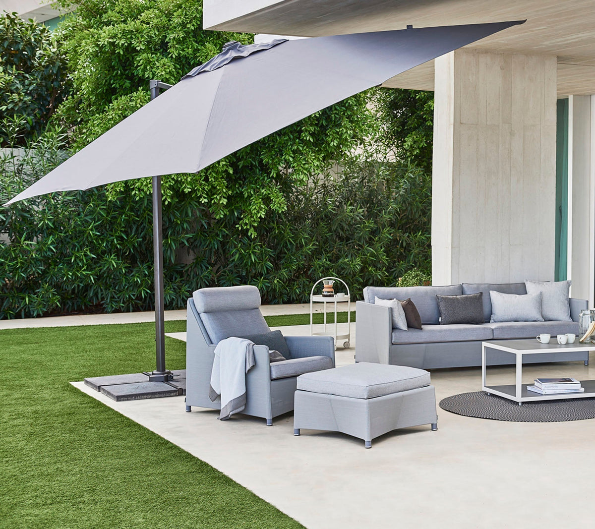 Hyde luxe tilt parasol lifestyle image by Cane-line