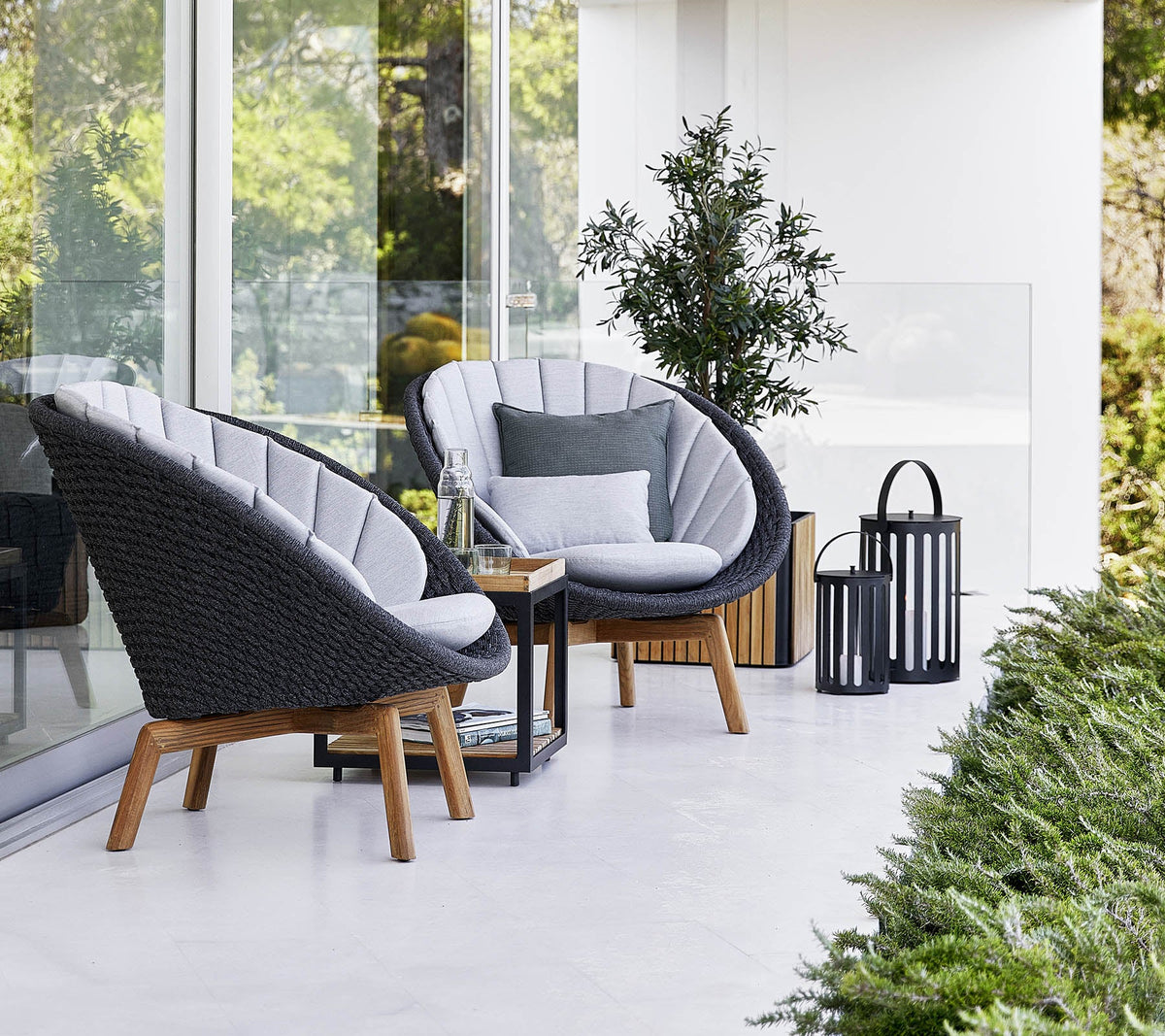Peacock lounge chair lifestyle by Cane-line