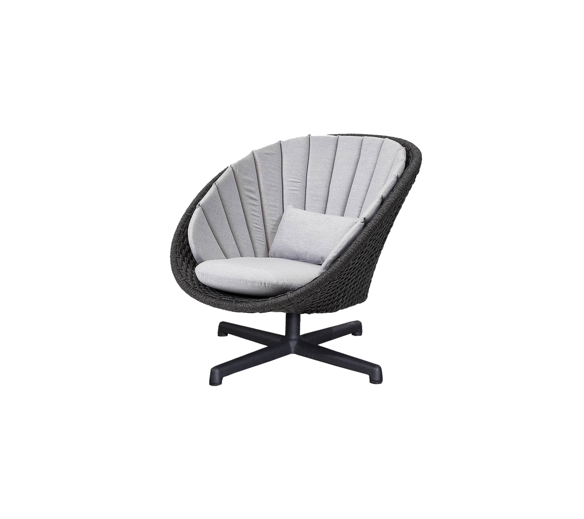Peacock lounge chair with swivel aluminium base by Cane-line