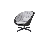 Peacock lounge chair with swivel aluminium base by Cane-line