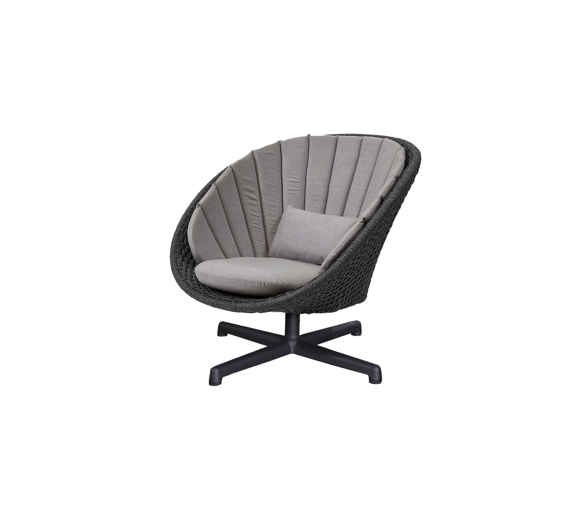 Peacock lounge chair with swivel aluminium base by Cane-line