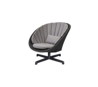 Peacock lounge chair with swivel aluminium base by Cane-line
