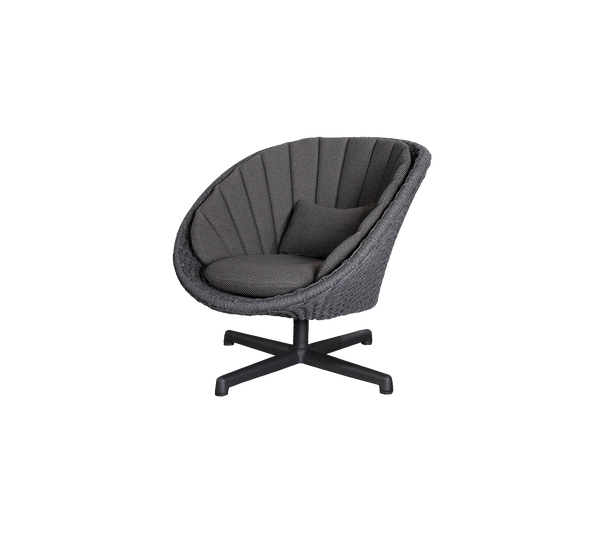 Peacock lounge chair with swivel aluminium base by Cane-line