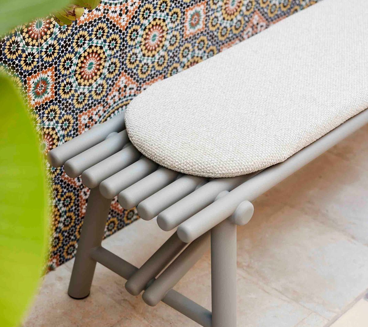 Sticks aluminium bench in taupe