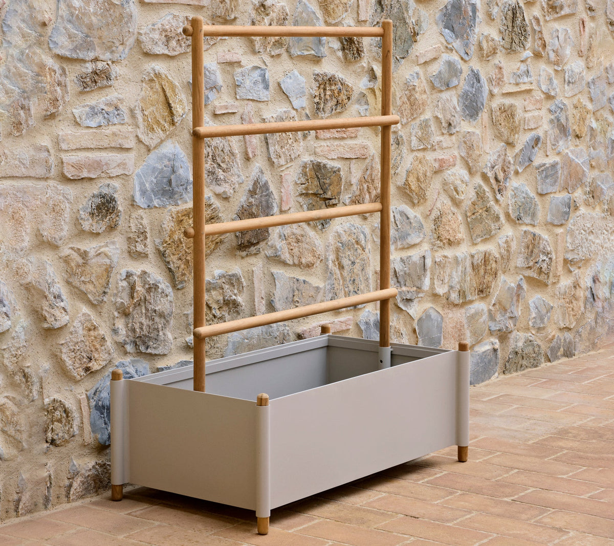 Sticks planter with sand aluminium and teak rack by Cane-line