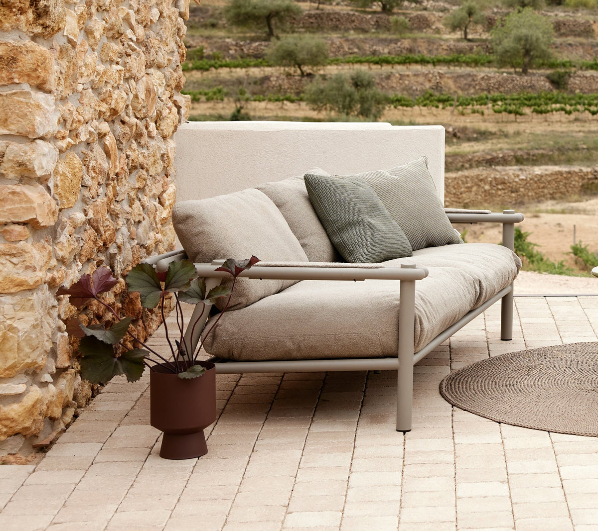 Sticks sofa with aluminium frame
