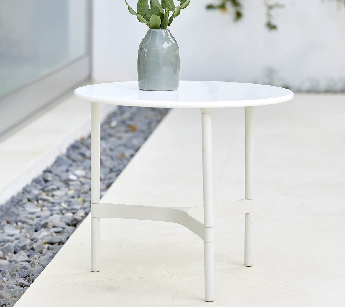 Twist Coffee Table Small with white aluminum base and teak top