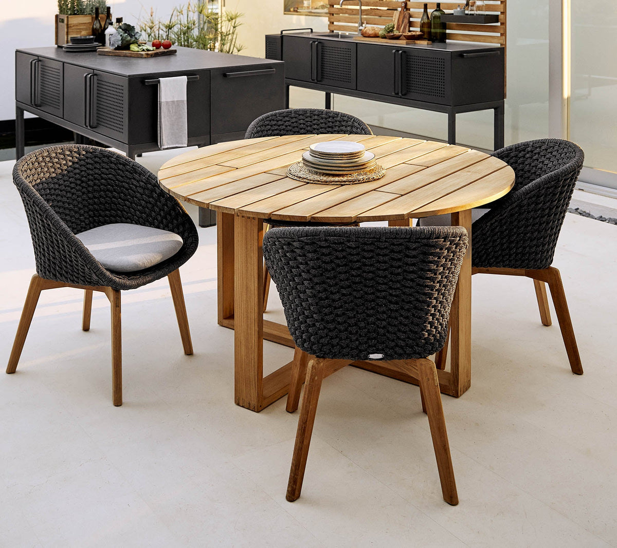 Endless dining table dia 130 cm by Cane-line