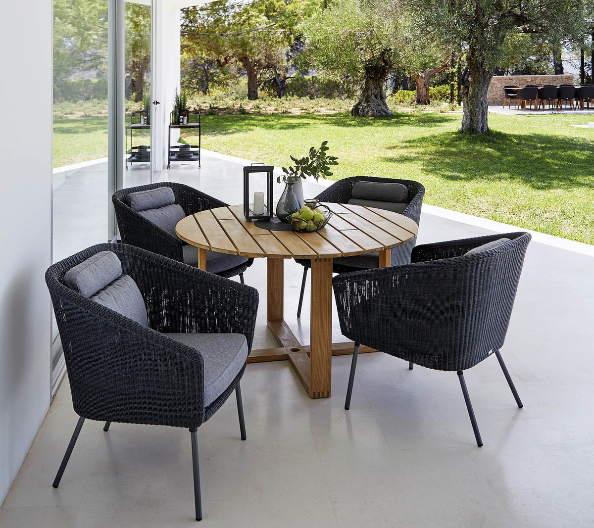 Endless dining table dia 130 cm by Cane-line