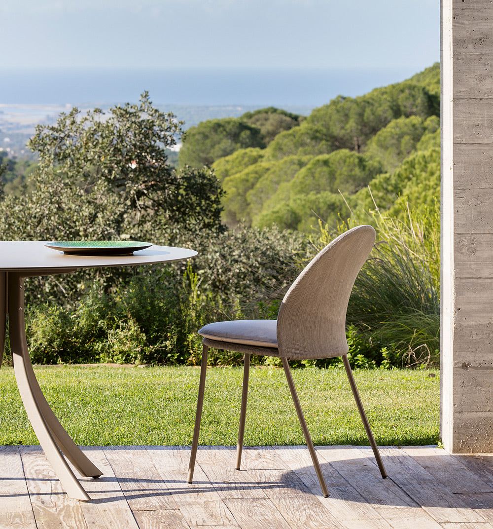 Falcata Outdoor Round Dining Table