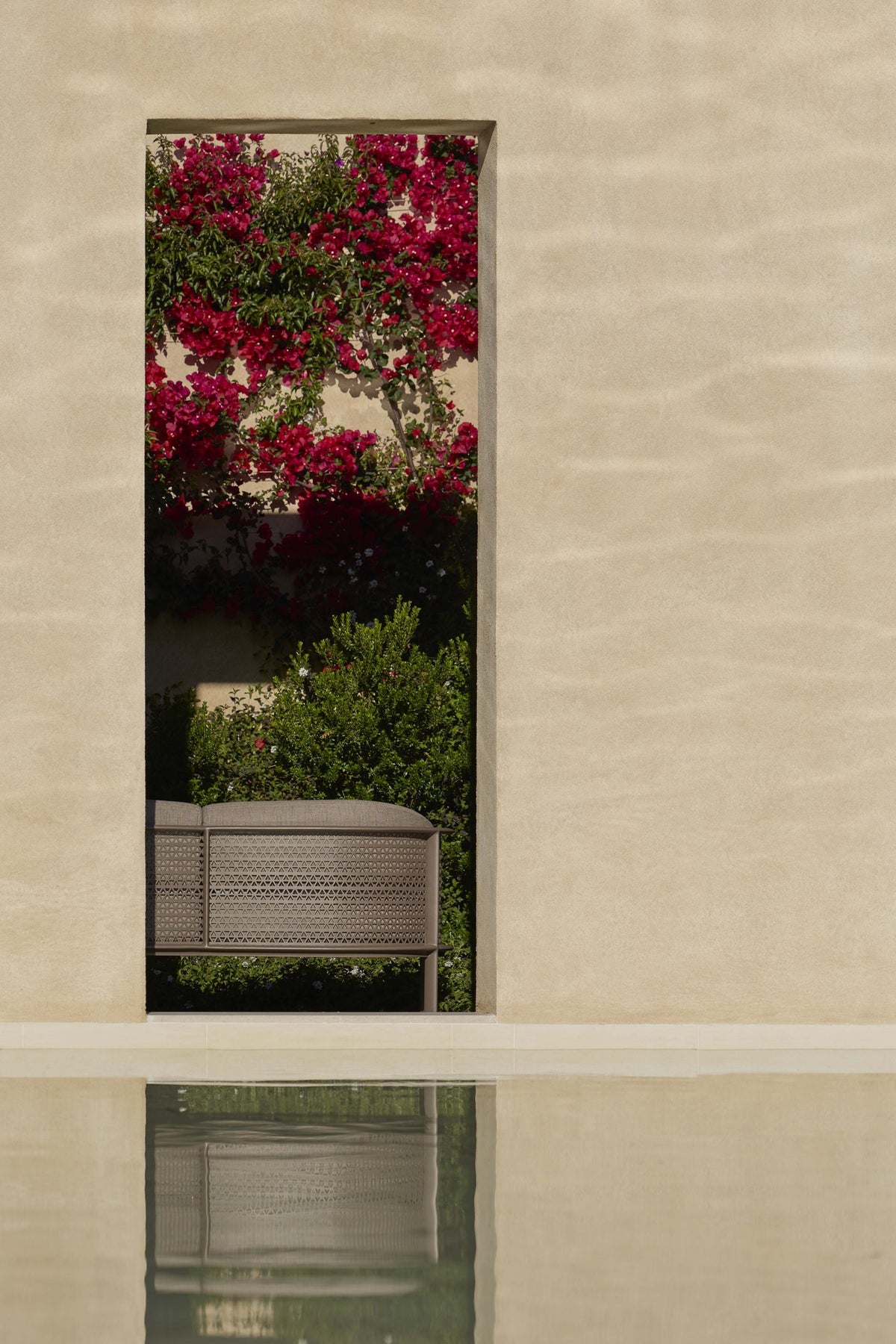 Gandia Blasco Arco 2 Seat Sofa in Bronze, outdoor detail