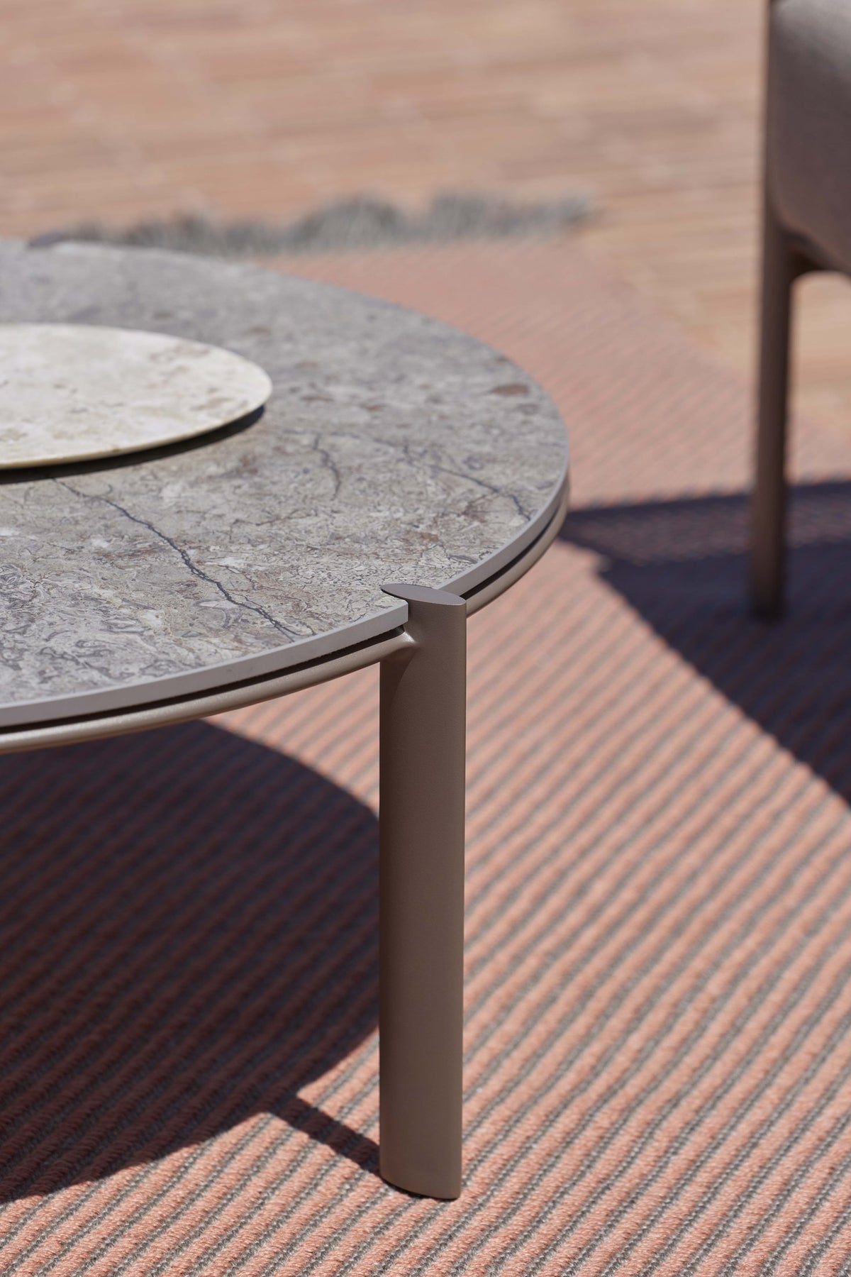 Gandia Blasco Arco Coffee Table 120 in Bronze with Akmola top, surface detail