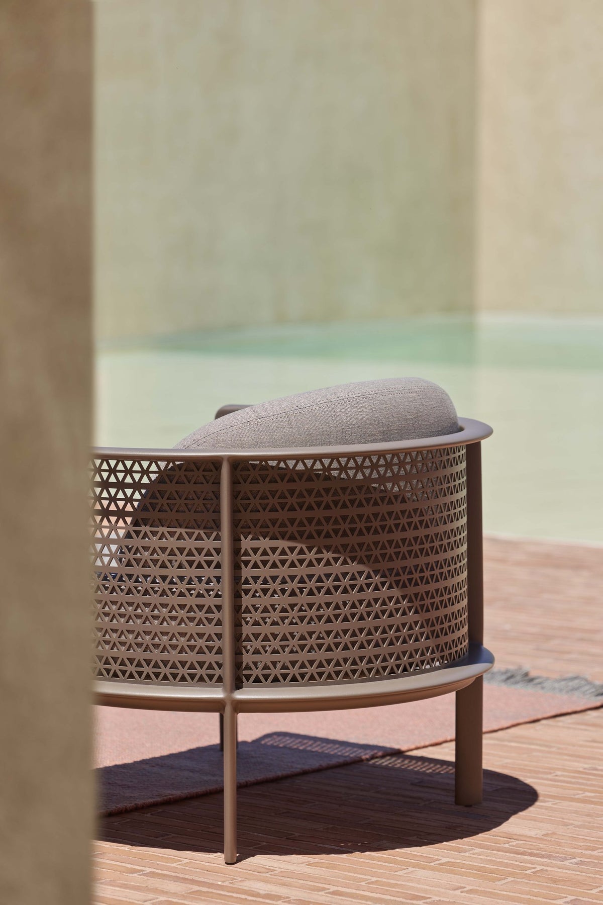 Gandia Blasco Arco Lounge Chair in Bronze in an outdoor setting