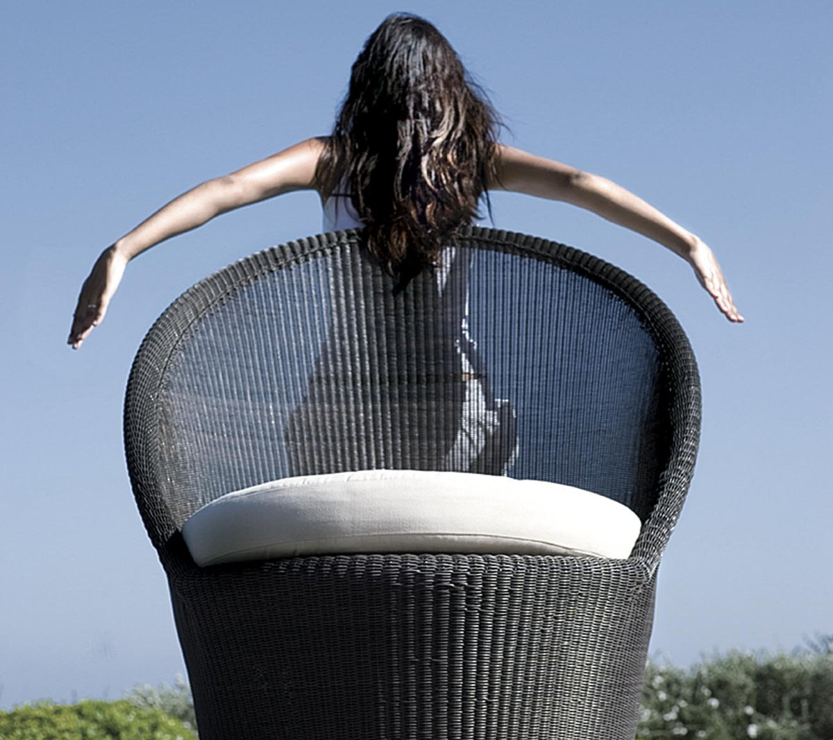 Kingston sunchair with wheels lifestyle image by Cane-line