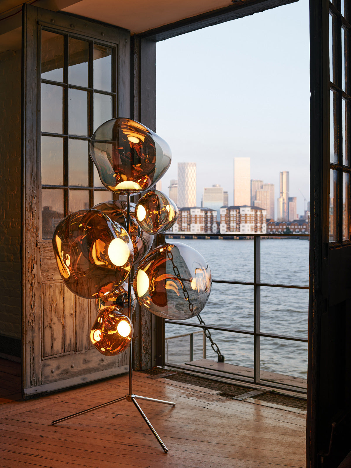 Melt Floor Chandelier Silver Polished Polycarbonate floor light by Tom Dixon in a modern dining area