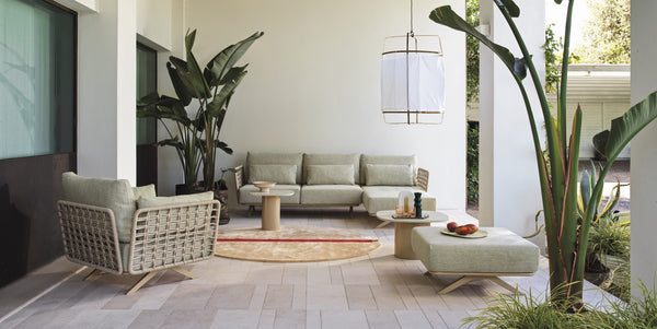 Roberti Armàn pouf with lounge seating and coffee tables