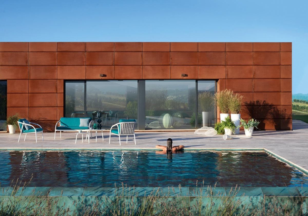 Roberti Capri 4318H coffee table with Capri lounge seating beside a pool