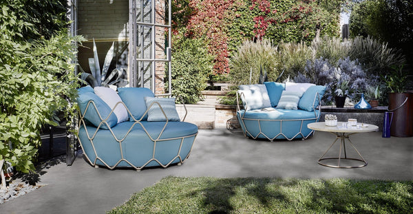 Roberti Gravity 9882 round sofas and coffee table in a garden setting
