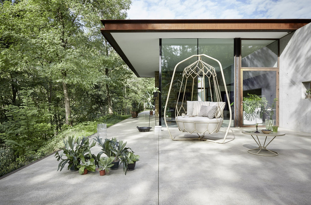 Roberti Gravity 9884 light hanging sofa with supporting frame in a modern outdoor setting
