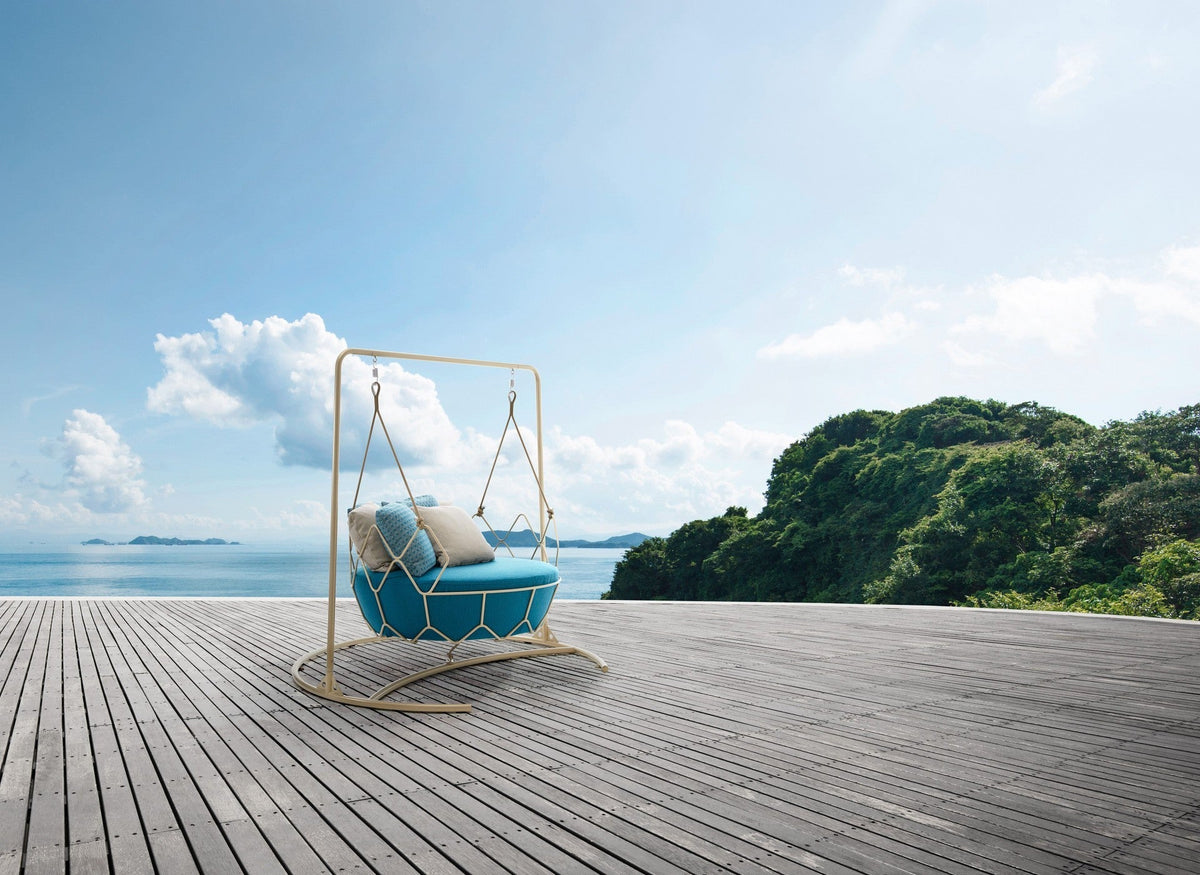 Roberti Gravity 9884 light hanging sofa overlooking the water