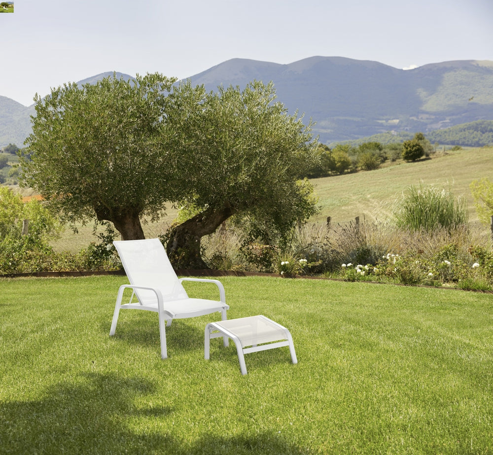 Roberti Playa armchair and pouf in a landscaped outdoor setting