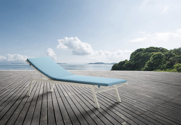 Roberti Playa sunbed in an outdoor setting