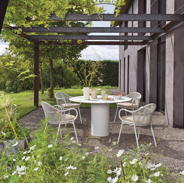 Roberti Queen round dining table with Goa chairs