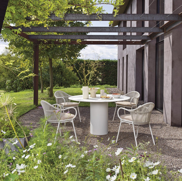 Roberti Queen Goa chairs around the Queen round dining table