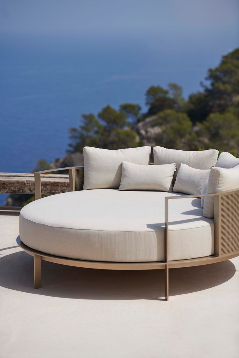 Solanas Round Chill Bed