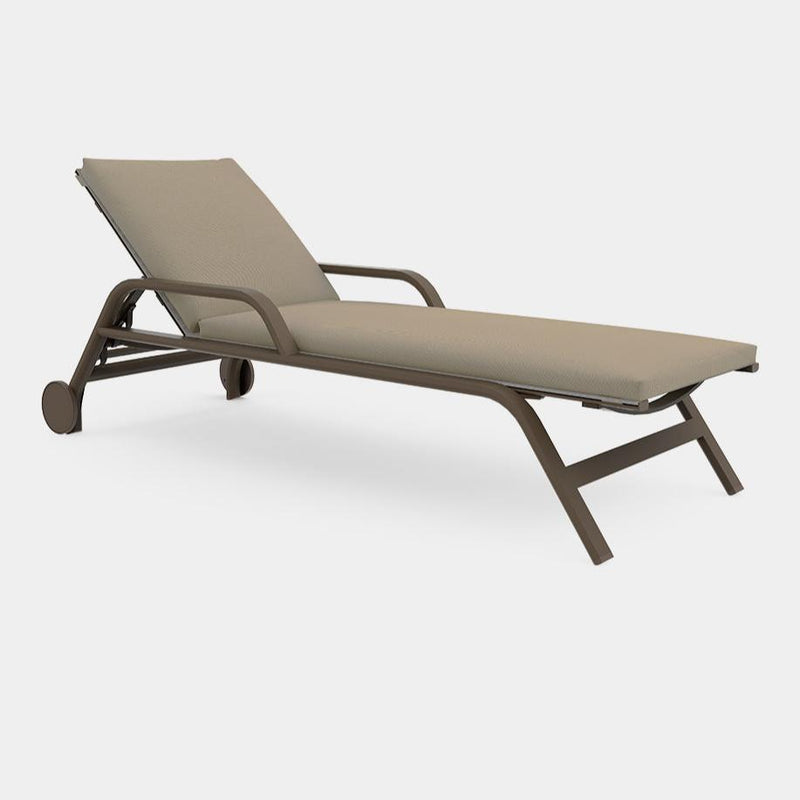 Stack Chaise lounge with arms and wheels