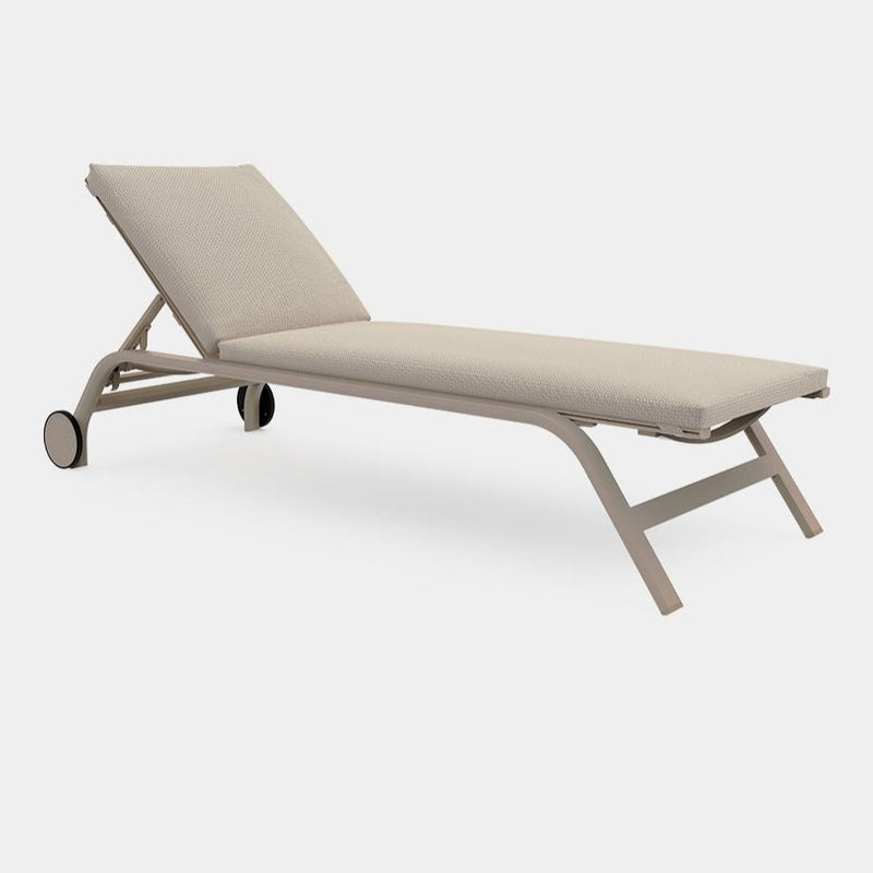 Stack Chaise lounge with wheels