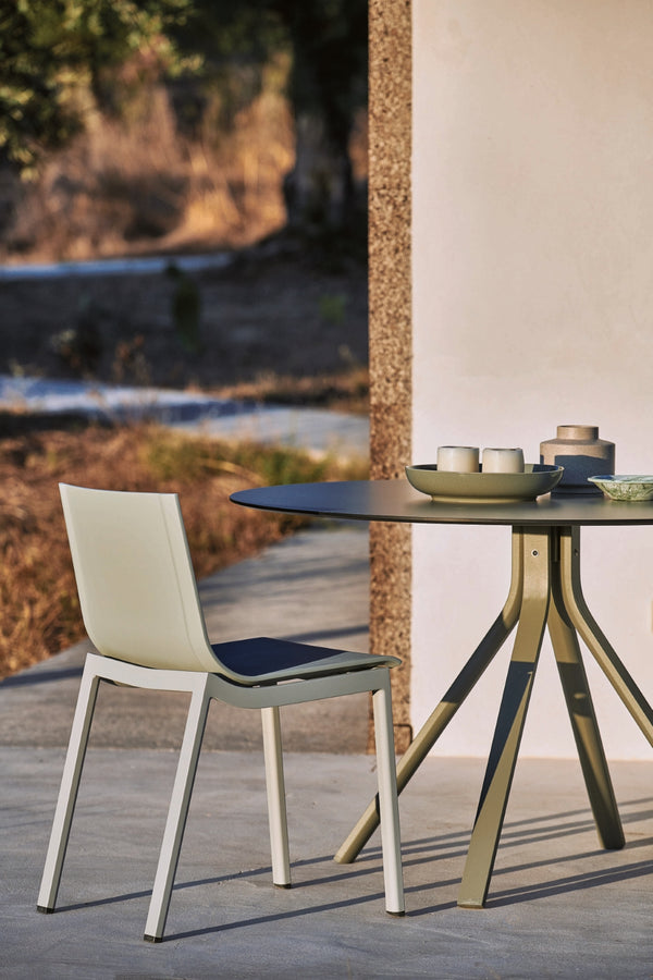 Stack Round column leg dining table Ø120