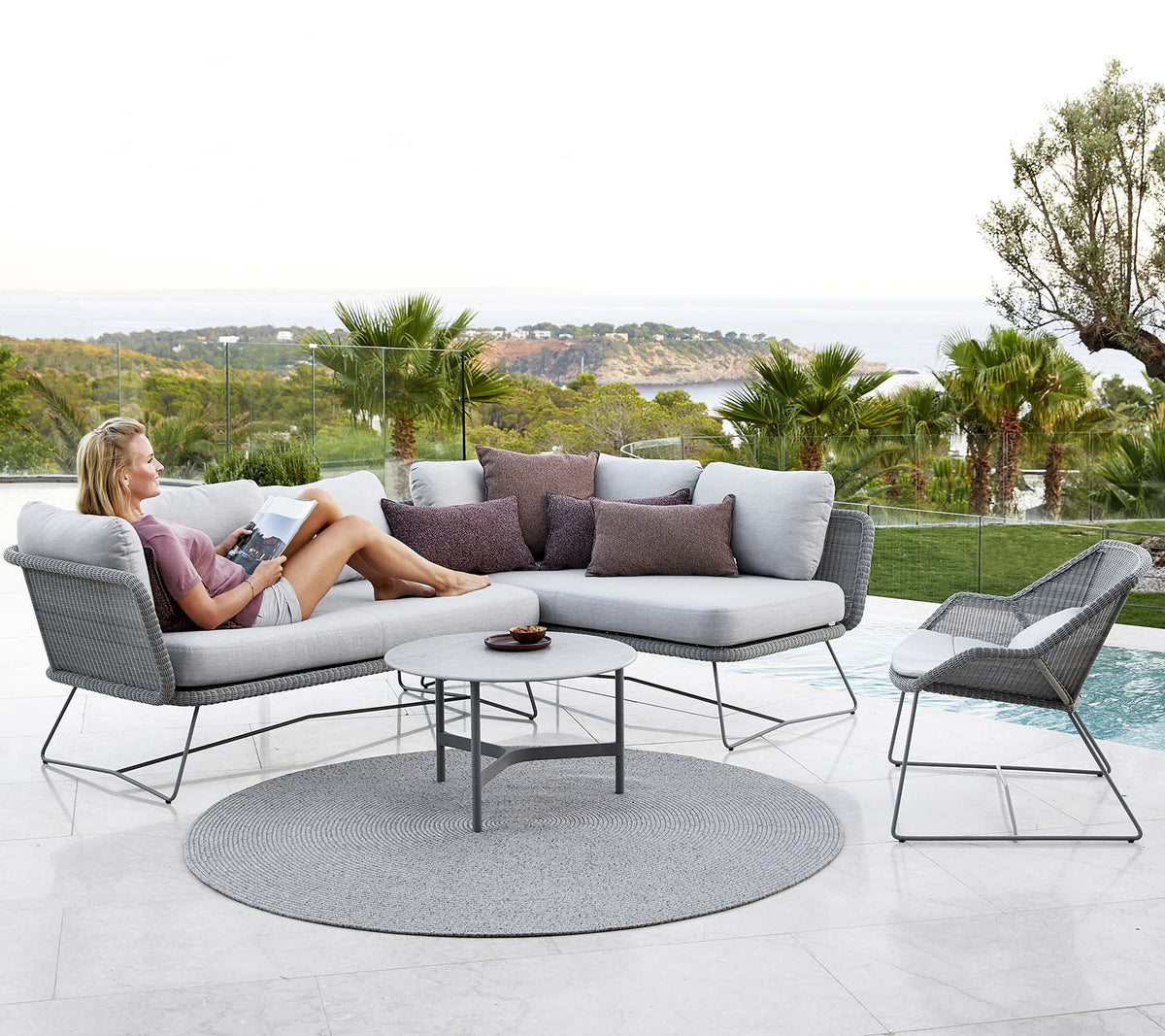 Circle rug outdoor lounge lifestyle image by Cane-line