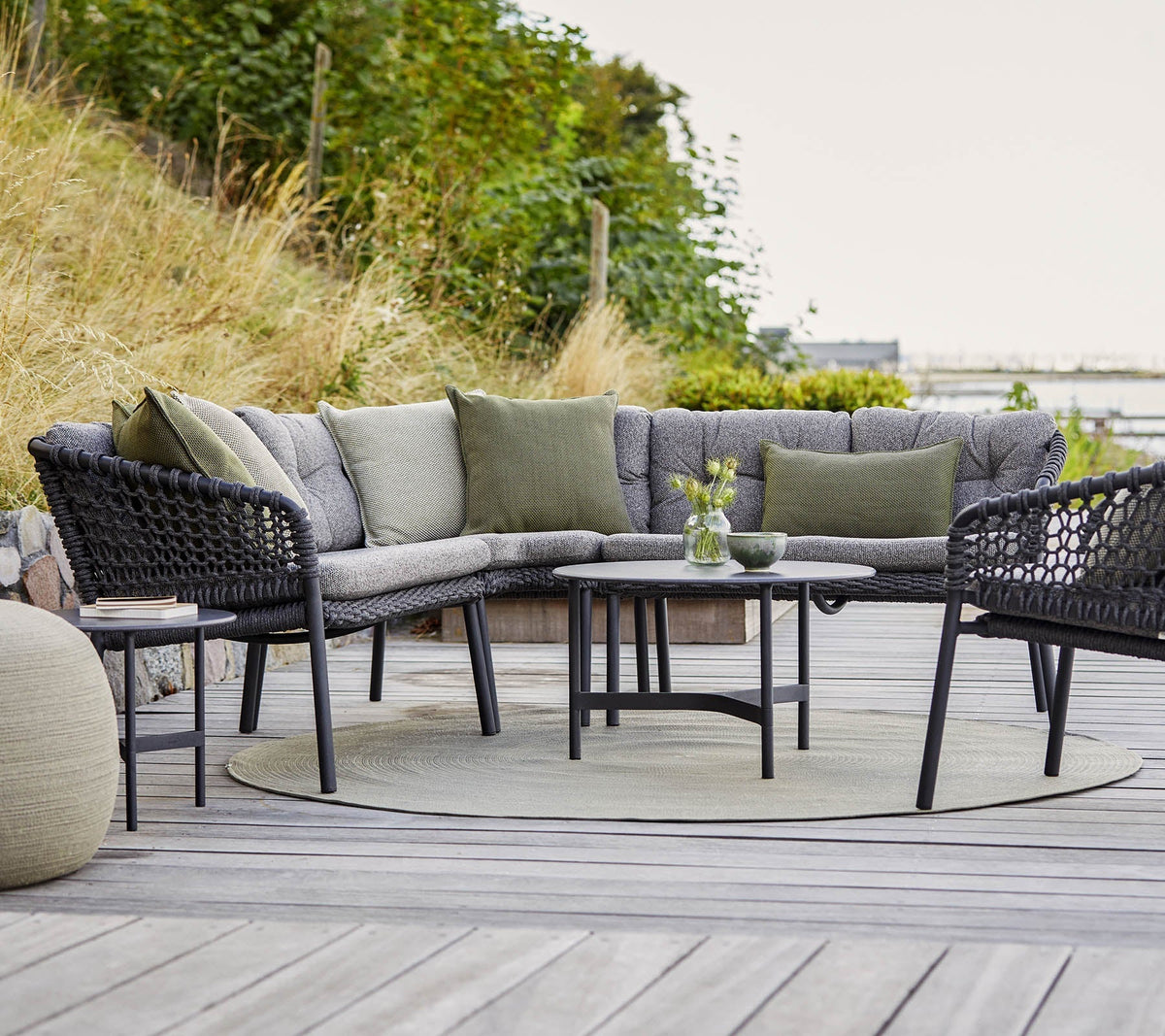 Circle rug outdoor lounge lifestyle image by Cane-line